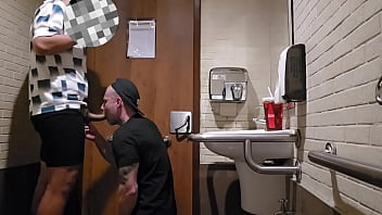 Prendere un grosso cazzo nel bagno del centro commerciale!