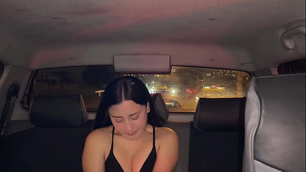 Me follé a mi conductor y dejé que se corriera dentro de mí sin condón.