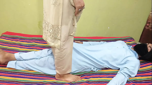 Il culo della figa dell'indiano Desi Bhabhi è stato scopato dal grosso cazzo del servo e il cazzo del servo me lo ha inserito dentro.