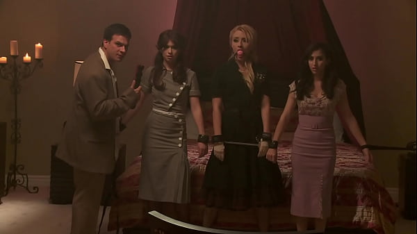 Sinnliches Teenie-Mädchen tanzt beim Analsex