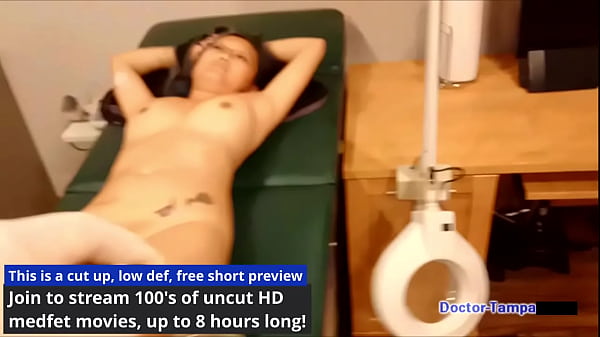 Wunderschöne junge Mädchen ziehen sich aus