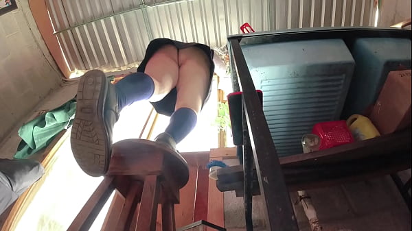 Ho una gonna che non riesco a raggiungere, una studentessa culona viene filmata sotto la gonna