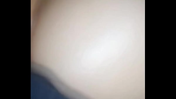 Chica bastante joven plantea