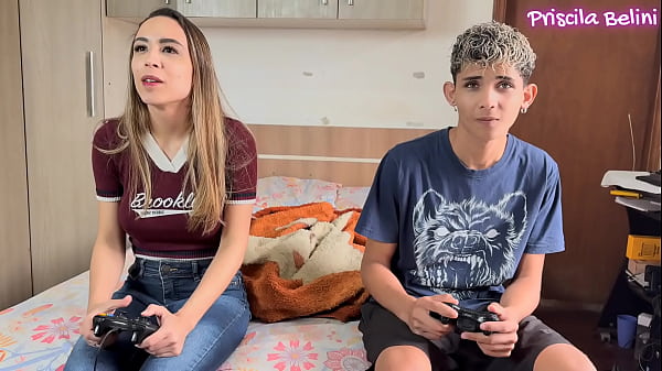 Belle jeune fille s'exhibe