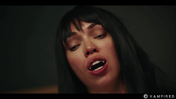 Octokuro Cosplays Vampirella - Vampiro lesbiana cachonda con enormes tetas hipnotiza a Sata Jones en sexo duro