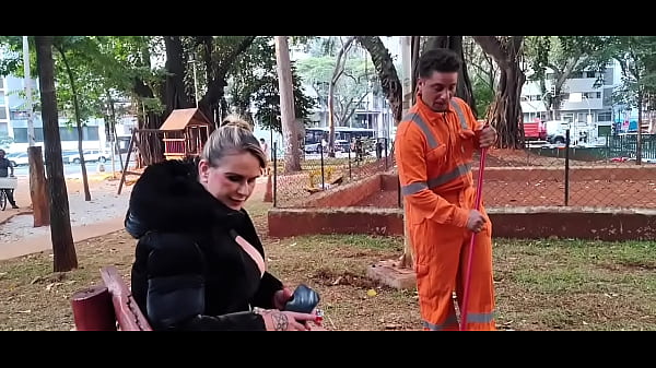 O faxineiro estranho varrendo as folhas tamb&eacute_m tem que limpar o cu da chefe loira com uma escova veja no XRD ou assina vem