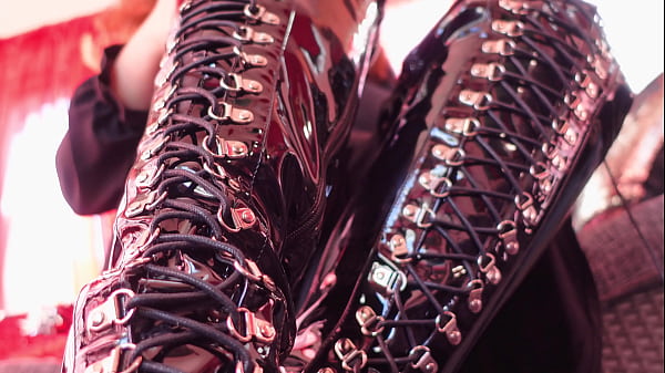 Anprobieren: Overknee-Stiefel!