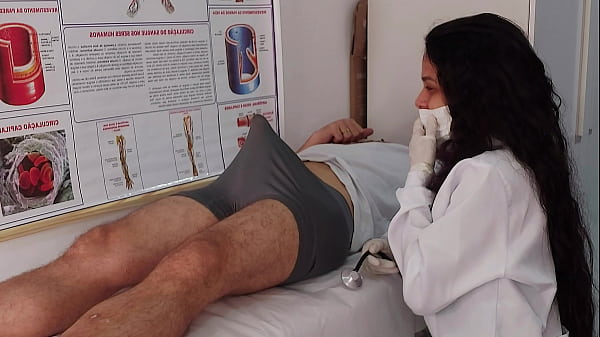 L'infermiera osserva l'erezione inaspettata del paziente durante la cura