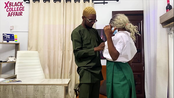 L'INSEGNANTE HA VISTO LE DOLCI TETTE DELLO STUDENTE E NON HA POUTO RESISTERE A SCOPARE NELLA SUA SCRIVANIA. GUARDA IL VIDEO IN 4K