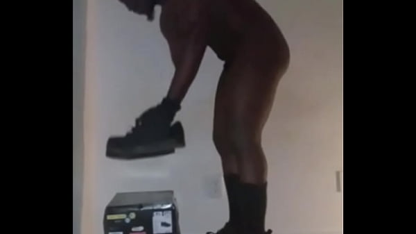 Choses que je fais gratuitement pour rester au chaud quand il fait froid, comme porter des chaussures antidérapantes quand le temps devient neigeux et glacial lorsqu'il fait froid pour arrêter de glisser et de tomber.