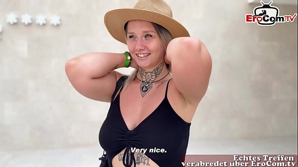 La splendida ragazza teenager si esibisce in un'adolescente