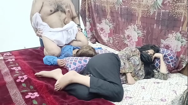 Marido paquistaní engañando a una colegiala detrás de su esposa