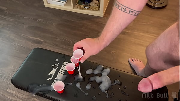 Frat Bro füllt Shooter-Cups mit über einem Dutzend Spermasträngen