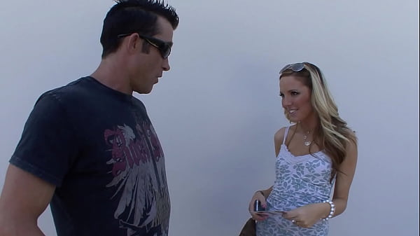 Beautiful Teen performs squirting