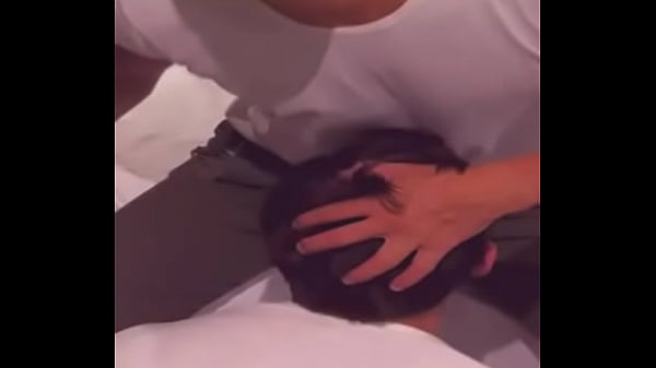 Studenti universitari arrapati fanno segretamente i compiti di anatomia