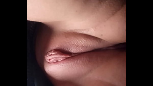 Con un vestito senza mutandine, vista dal basso, ho tanta voglia di scopare, ma devo andare al college