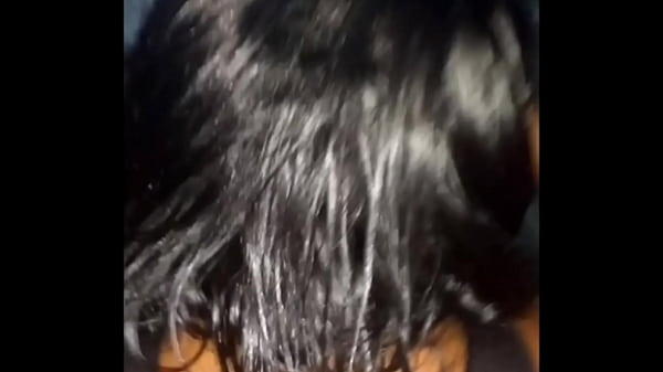 Sex auf dem Parkplatz des Einkaufszentrums! Sex an einem öffentlichen Ort. Ich habe auf Tinder ein heißes Mädchen kennengelernt und wir konnten die Aufregung nicht ertragen. Wir hatten Sex auf dem Parkplatz. Sex an einem verbotenen Ort