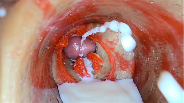 La telecamera all'interno del giocattolo della fica profonda cattura la dose di eiaculazione dello sperma
