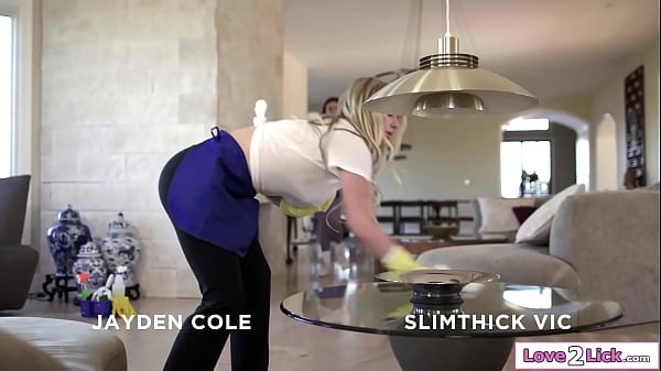 Addette alle pulizie lesbiche tettone che leccano la figa rasata sul letto dei clienti