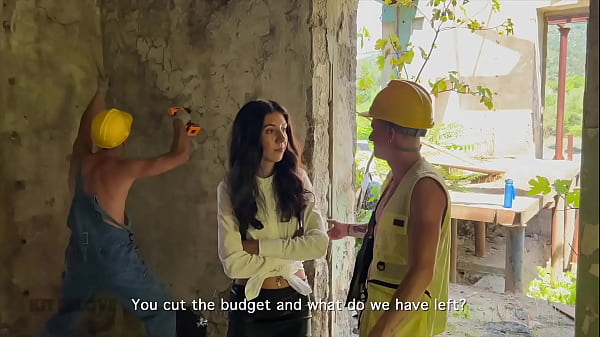 Tres trabajadores convencen a un frágil inspector para que folle. Katty West atiende a DisDiger, Falcon Al y Kit Belove