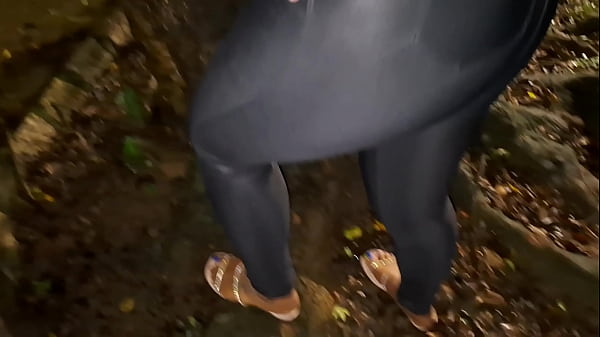 Pra&ccedil_a da Putaria: Morena nackt, heiße Muschi und in der Öffentlichkeit in den Mund gemolken!