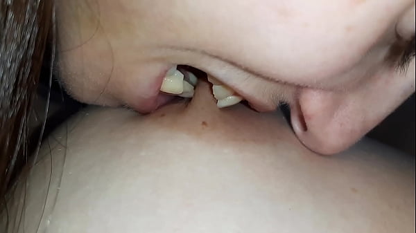 热女同三人行，舔、亲吻、吸吮、咬乳头