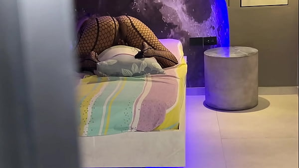 MADRASTRA NALGONA Y CACHONDA ES DECUBIERTA CABALGANDO SU ALMOHADA HASTA EL ORGASMO