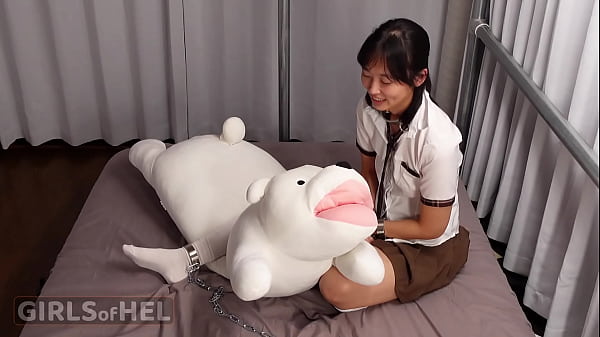 Une mignonne enchaînée se fait jouir avec des jouets