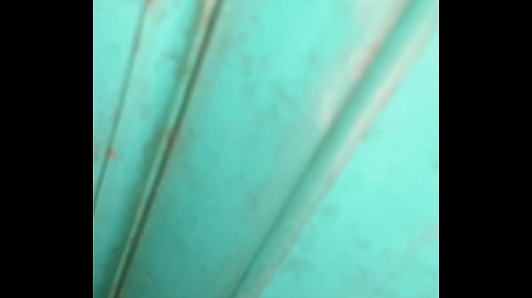 Wunderschönes Teenie-Mädchen tanzt sexy