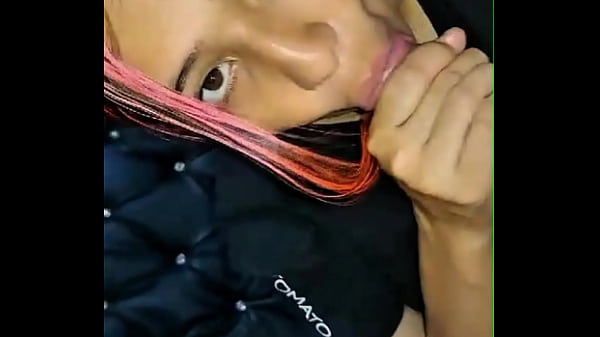 Madrastra atrapada debajo del sof&aacute_: &iexcl_el hijastro recibe un rapidito y caliente creampie! (CASERO REAL)