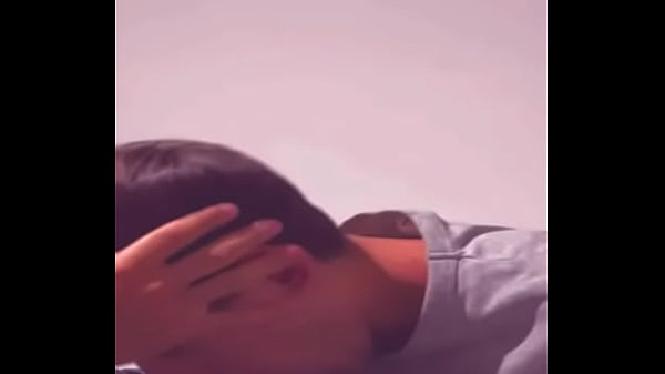 Il culone della scuola mi soffoca con il suo cazzo