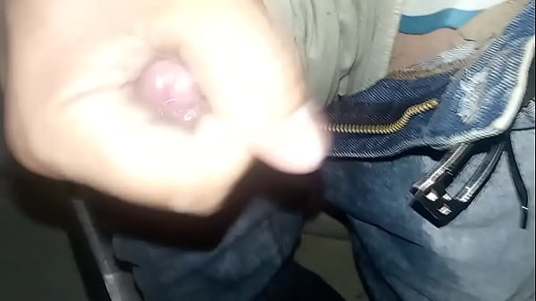 Pantalones orinados con pa&ntilde_al de tela y dos deliciosos orgasmos con pajita de noche lluviosa