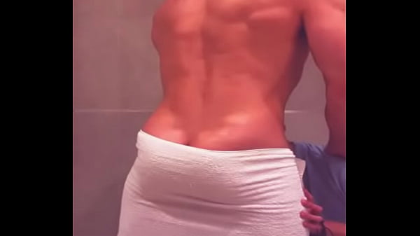 Vejo meu amigo chegar do bar e tomar banho e não resisto, entro no banho com ele.