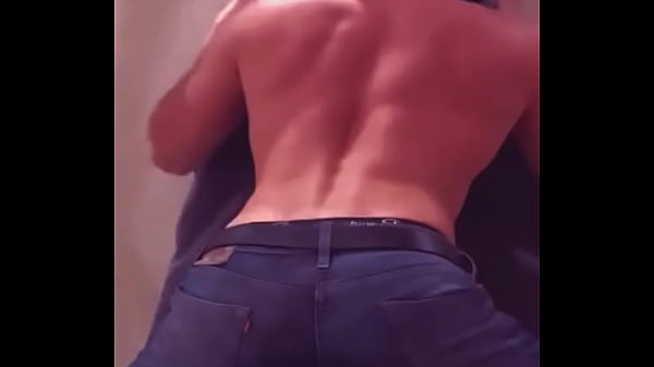 他在健身房洗澡后看到我赤裸的屁股很饥渴，他操了我