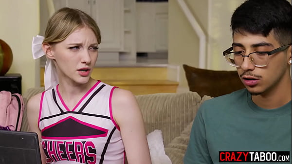 Incrível adolescente safada brinca