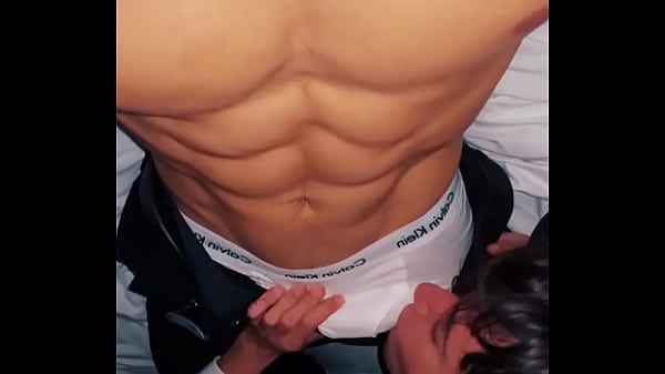 在我最好朋友的单身派对上，我把我的屁股交给了脱衣舞者