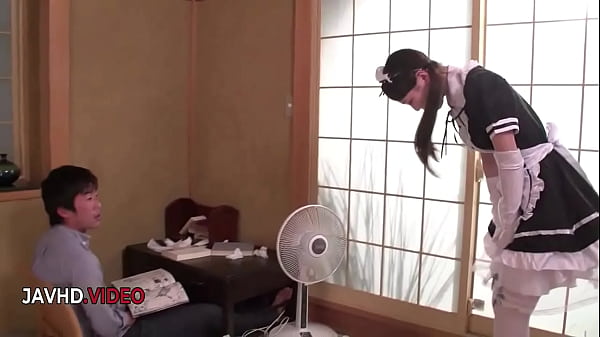 Serata JAV selvaggia con una cameriera bollente che viene devastata da molti uomini