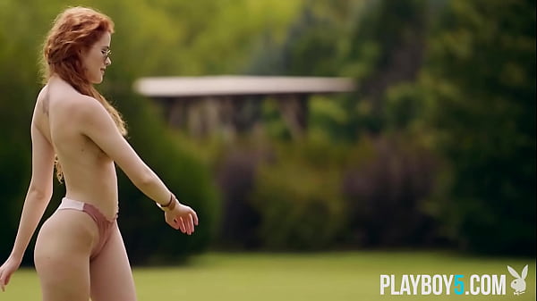 Deux petites MILF font toutes deux un strip-tease en plein air pour Playboy.