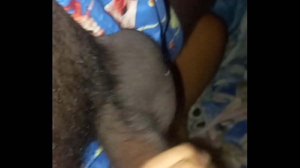 Hermanastra me la chupa mientras vemos un pel&iacute_cula