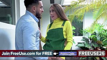 Calde ragazze sottomesse Mackenzie Mace e Lilith Moaningstar implorami di scoparle in stile freeuse