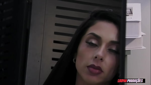 Schönes Teenie-Mädchen vergnügt sich in exotischen Dingen