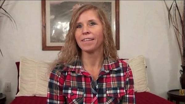 Verzweifelte Amateure, heiße MILFs mit großen Titten und Babes im College-Alter lassen sich von großen harten Schwänzen hart in die engen Fotzen ficken