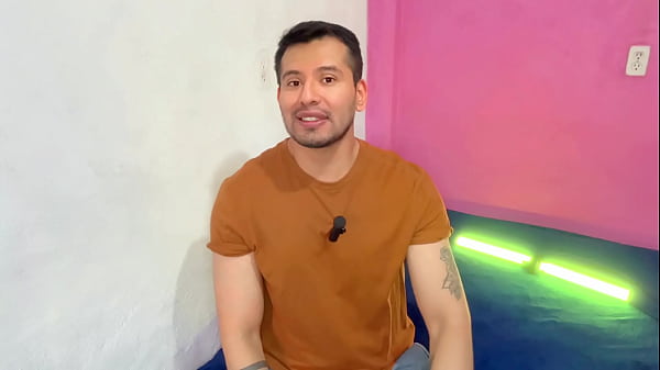 Un giovane dotato penetra un camionista maturo nella cabina del rimorchio! le riempie il culo. storia sessuale