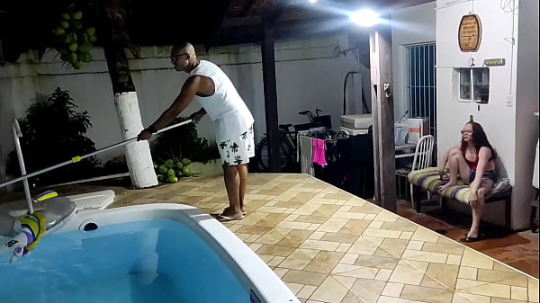 MEU MARIDO SAIU E ESQUECEU DE DEIXA O DINHEIRO DO LIMPADOR DE PICINA