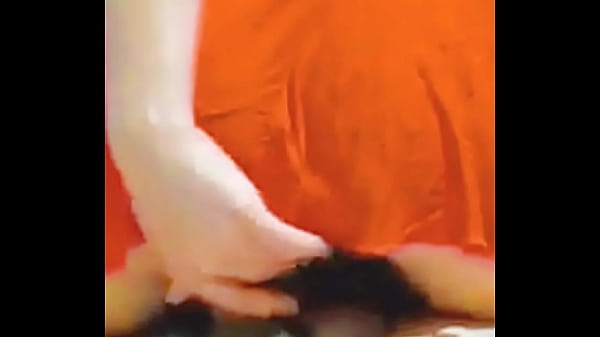 Die freche Stieftochter im Rock sitzt auf den Beinen ihres Stiefvaters und er kann der Versuchung nicht widerstehen, er hebt ihren Rock hoch und lässt sie ohne Höschen sitzen.