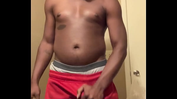 Solo dolo se agacha para sacarme la carga de nueces en el baño