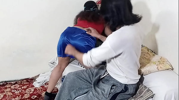 Sesso anale quando Bhabhi ha chiesto aiuto perché la sua mano è rimasta bloccata, quindi ha dovuto dare il suo culo musulmano a Devor