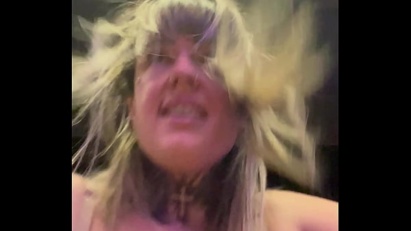 Una mujer sudorosa en el gimnasio que llega tiene que quitarse la camiseta. ¡Está tan mojado! ¡Su delicioso coño corría por sus piernas y los maronbas no podían dejar de mirar su delicioso coño!