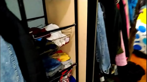 JOVEN TRAVIESO GRABA A SUS VECINOS ATRAVES DE LA VENTANA