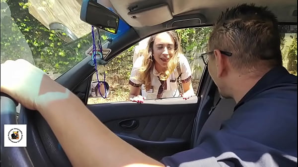 Die Biologielehrerin gibt einer braungebrannten Schülerin in einem kurzen Rock eine gute Note, nachdem sie ihm einen Blowjob und ihren Arsch gegeben hat